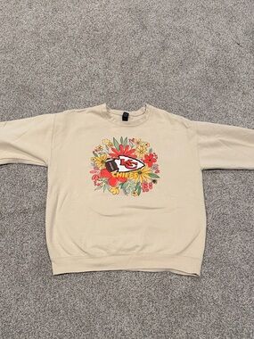 Kansas City Chiefs Floral Graphic Crewneck Sweatshirt - Cream womens size medium